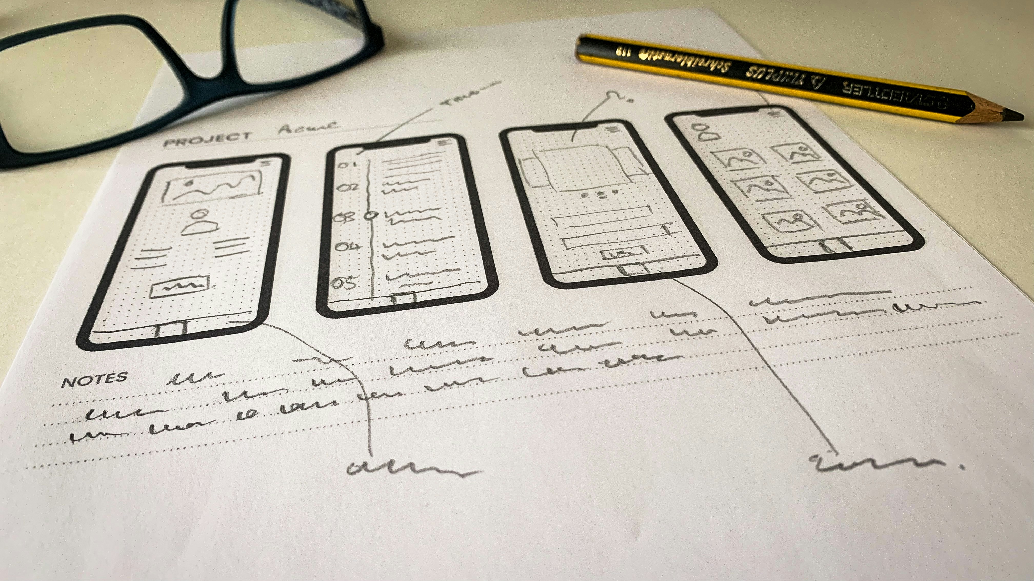 Auf Papier vier Design-Layouts einer App